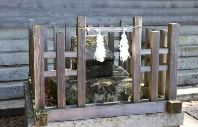 その他境内 美麗(ひいら)石