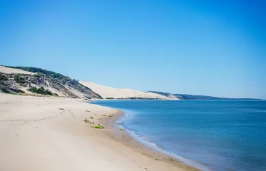 Plage de sable et vue sur l’océan près de la dune du Pilat.