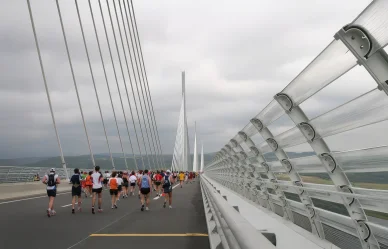 Coureurs participant à un marathon sur le Viaduc de Millau.