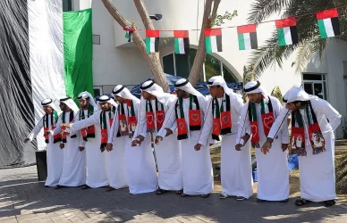 رقصة اليولا التقليدية في العطلة الرسمية