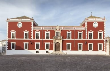 Το κομψό Παλάτι Fernán Núñez Ιστορική πρόσοψη του Παλατιού Fernán Núñez
