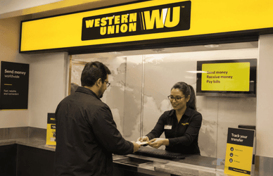 Πελάτης εξυπηρετείται σε κατάστημα Western Union Υπηρεσία μεταφοράς χρημάτων Western Union