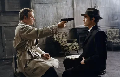 Scène intense avec Alain Delon dans Le Samouraï, menacé par une arme.