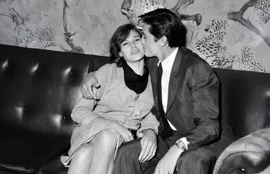 Alain Delon embrassant tendrement Romy Schneider.