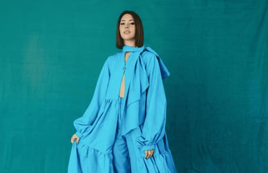 A cantora Beatriz Rosário num elegante look azul, foto