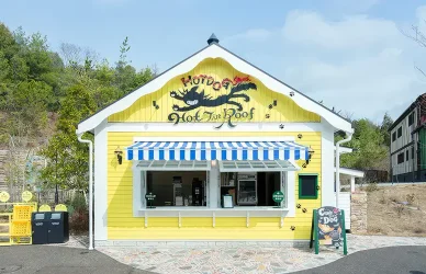 グルメ 魔女たちの谷「ホット・ティン・ルーフ・ホットドッグスタンド」
