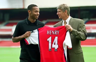 Présentation de Thierry Henry avec le maillot numéro 14 d'Arsenal.