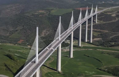 Le Viaduc de Millau traversant la vallée verdoyante de l’Aveyron.
