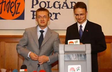 Rogán Antal és Szijjártó Péter sajtótájékoztatót tart. 2002. július 2. Szijjártó Péter fiatal