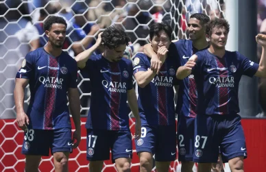 Joueurs du PSG célébrant un but ensemble sur le terrain.