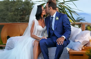 Une photo du mariage de la chanteuse Jenifer. Jenifer en robe de mariée embrassant son mari Ambroise Fieschi.