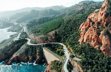 Corniche d’Or, route panoramique entre mer et falaises, Massif de l’Esterel. Vue aérienne de la route en lacets et des roches rouges, Massif de l’Esterel.