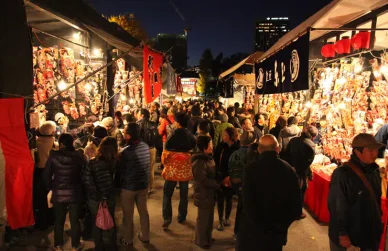 納めの観音ご縁日・羽子板市