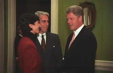 Jeffrey Epstein avec des personnalités politiques, photo d’archives.