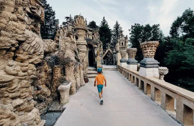 Découverte du Palais idéal du facteur Cheval depuis la terrasse. Visiteur explorant la terrasse du Palais idéal du facteur Cheval.