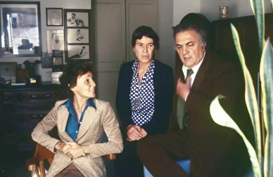 Natalia Ginzburg con personalità di spicco della cultura italiana Natalia Ginzburg con Federico Fellini e Rosetta Loy