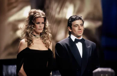 Patrick Bruel et une femme élégante lors d’une cérémonie.