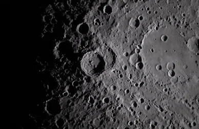 Mission Artemis II relief lunaire en gros plan.