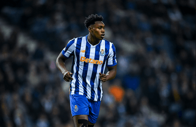 Samu Aghehowa antes do início da partida