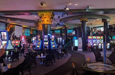 Casino Barrière Cannes, machines à sous et roulette. Salle de jeux du Casino Barrière Cannes.