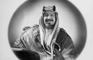 الملك عبد العزيز آل سعود صورة تاريخية بالأبيض والأسود للملك عبد العزيز آل سعود مؤسس المملكة العربية السعودية.