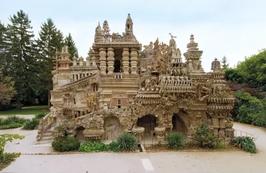 Vue de la façade nord du Palais idéal du facteur Cheval. Façade nord du Palais idéal du facteur Cheval.