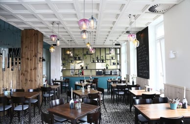 Der helle Saal des The Bowl mit modernem Interieur und Pflanzen