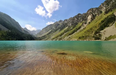 Lac de Gaube en été sous ciel bleu.