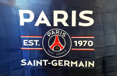 Drapeau avec logo et date de fondation de Paris Saint-Germain.