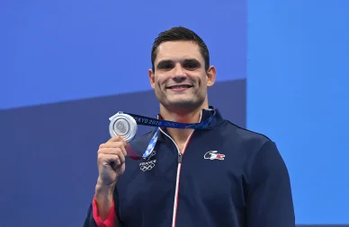 Florent Manaudou montre fièrement sa médaille d’argent olympique. Florent Manaudou avec sa médaille d’argent aux Jeux Olympiques de Tokyo 2020.