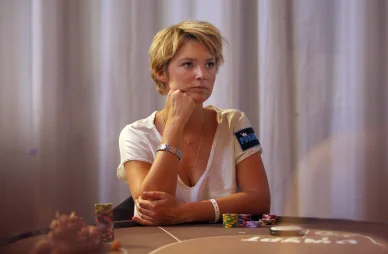 Virginie Efira poker jeu image débuts télévision. Virginie Efira poker tournoi photo carrière télévision.