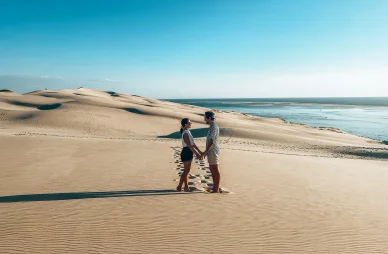 Couple admirant le paysage unique de la dune du Pilat au bord de l’océan Atlantique.
