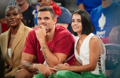 Florent Manaudou profite d’un moment en dehors des bassins. Florent Manaudou assis dans les tribunes avec Lola Dumenil.