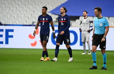 Adrien Rabiot sur le terrain avec la sélection française. Adrien Rabiot avec l’équipe de France de football.