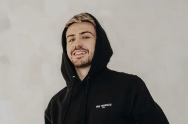 Joyca créateur de contenu français. Joyca YouTube en sweat noir.