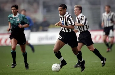 Thierry Henry dribblant pour la Juventus de Turin.