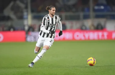 Adrien Rabiot portant le maillot de la Juventus. Adrien Rabiot en match avec la Juventus Turin.