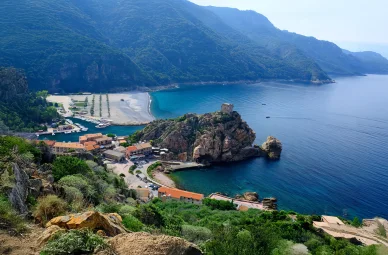 Porto et sa tour génoise près des Calanques de Piana. Vue panoramique du village de Porto et de la tour génoise, aux portes des Calanques de Piana en Corse.