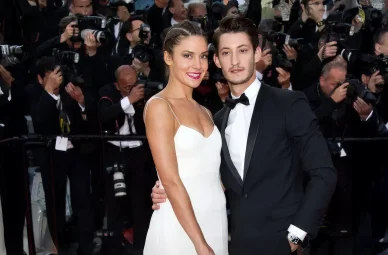 L'acteur Pierre Niney et sa compagne Natasha Andrews, élégants sur le tapis rouge.