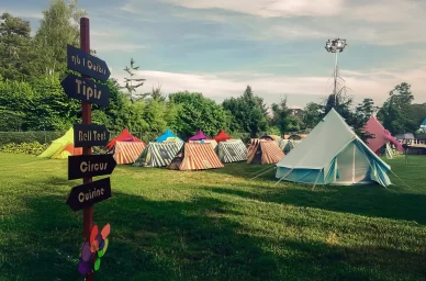 La foule des festivaliers de Musilac plongée dans la nuit, face à la scène baignée de lumière.