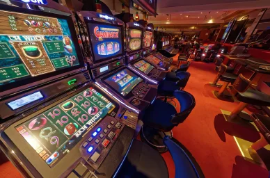Casino Circus d'Allevard salle de jeux. Machines à sous du Casino Circus d'Allevard.