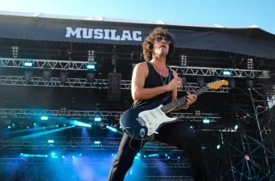 Yarol Poupaud électrise la scène de Musilac avec sa guitare et son énergie rock'n'roll.