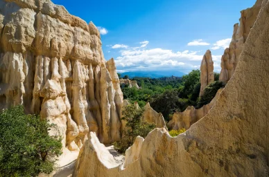 Les Orgues d’Ille-sur-Têt au cœur de la nature méditerranéenne. Paysage des Orgues d’Ille-sur-Têt entouré de végétation.