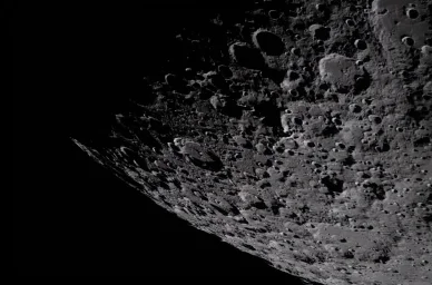 Mission Artemis II cratères de la surface lunaire.