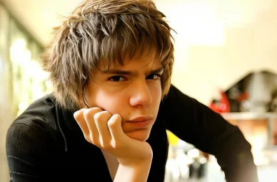 François Civil jeune en portrait.