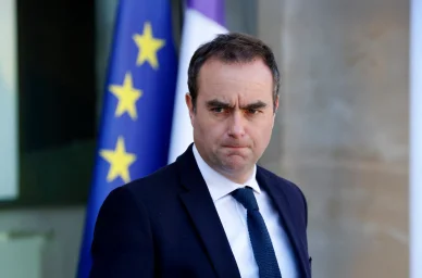 Sébastien Lecornu prend la parole devant le drapeau de l’Union européenne. Sébastien Lecornu devant le drapeau européen lors d’une déclaration publique.