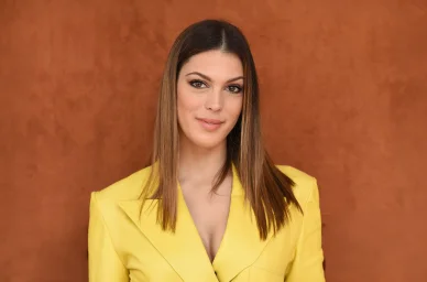 Iris Mittenaere veste jaune portrait studio.