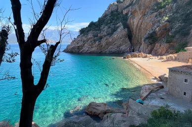 Plage de Ficajola dans les Calanques de Piana. Crique de Ficajola, plage préservée des Calanques de Piana en Corse.