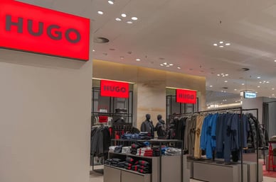 Deutschland, Berlin. Hugo-Geschäft mit roten Schildern