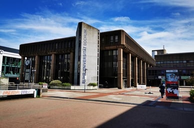 Fachada da Universidade do Ruhr de Bochum com a inscrição